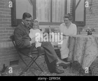 Arie Oosterlee (née sur 24 décembre 1890 et décédée le 28 juillet 1950; directrice du Klokkenberg) et Cornelia Carolina Oosterlee - Hasphels (née sur 7 juillet 1895 et décédée sur 20 octobre 1935) avec leur fils Piet Oosterlee (29 août 1920 - 23 octobre 1944) et leur fille Willemien. Arie Oosterlee était le fils de Pieter Oosterlee (ancien directeur de Klokkenberg) et de Wilhelmina Lucretia Oosterlee Gerretsen Banque D'Images