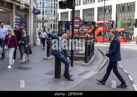 Jeunes ouvriers de la ville de cols blancs, City of London, Angleterre, Royaume-Uni Banque D'Images