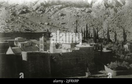 Monastère de Sainte Catherine, péninsule du Sinaï, Égypte. 1930s. « Une vue des nombreuses habitations des moines et à l'extrême droite est la maison de repos pour les visiteurs » Banque D'Images