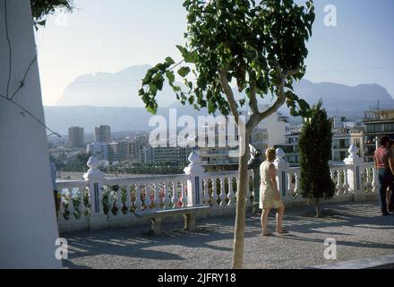 Costa Blanca, Espagne. 1970. Vue sur Benidorm depuis le balcon del Mediterraneo. Banque D'Images