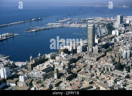 Costa Blanca, Espagne. 1970. Vue sur le port d'Alicante prise du château de Santa Bárbara. Banque D'Images