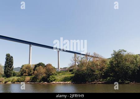 Le Hochmoselbrücke (pont de la haute Moselle) est un pont routier majeur qui traverse la vallée de la Moselle. Banque D'Images