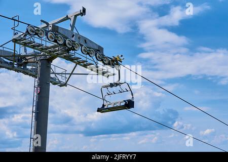 Ligne de téléphérique ouverte. Câble métallique et rouleaux mobiles sur la plate-forme pour le mécanisme du funiculaire, gros plan. Karpacz Resort en Pologne avec un ascenseur Banque D'Images