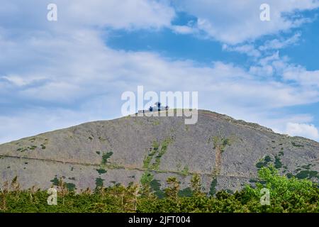 Vue panoramique sur la montagne Snezka avec observatoire météorologique au sommet, parc national de Krkonose en Tchéquie, Karpacz en Pologne Banque D'Images