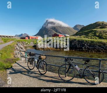 Cycles garés à Bo à Vesteralen, nord de la Norvège. Banque D'Images