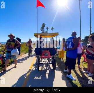 Santa Barbara, Californie, États-Unis. 4th juillet 2022. La promenade du front de mer de Santa Barbara voit plus d'activité sur 4 juillet que n'importe quel autre jour de l'année; elle est appréciée par les cyclistes de toutes sortes et les piétons. (Image de crédit : © Amy Katz/ZUMA Press Wire) Banque D'Images