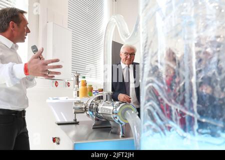 Nuremberg, Allemagne. 05th juillet 2022. Le président allemand Frank-Walter Steinmeier (M) examine une pompe à vis hygiénique lors d'une visite au fabricant de machines Leistritz dans le cadre d'une visite d'information et de réunion. Steinmeier montre la Franconie à 150 ambassadeurs et représentants de haut rang d'organisations internationales envoyés en Allemagne. Depuis 1996, les présidents allemands organisent régulièrement ce genre de voyage d'information et de rencontre pour le corps diplomatique. Credit: Daniel Karmann/dpa/Alay Live News Banque D'Images