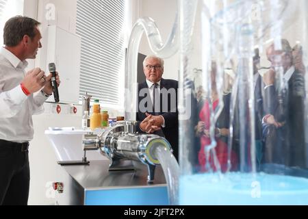 Nuremberg, Allemagne. 05th juillet 2022. Le président allemand Frank-Walter Steinmeier (M) examine une pompe à vis hygiénique lors d'une visite au fabricant de machines Leistritz dans le cadre d'une visite d'information et de réunion. Steinmeier montre la Franconie à 150 ambassadeurs et représentants de haut rang d'organisations internationales envoyés en Allemagne. Depuis 1996, les présidents allemands organisent régulièrement ce genre de voyage d'information et de rencontre pour le corps diplomatique. Credit: Daniel Karmann/dpa/Alay Live News Banque D'Images