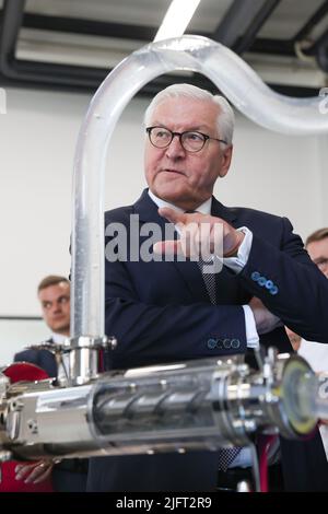 Nuremberg, Allemagne. 05th juillet 2022. Le président allemand Frank-Walter Steinmeier s'intéresse à une pompe à vis hygiénique lors d'une visite au fabricant de machines Leistritz dans le cadre d'une visite d'information et de réunion. Steinmeier montre la Franconie à 150 ambassadeurs et représentants de haut rang d'organisations internationales envoyés en Allemagne. Depuis 1996, les présidents allemands organisent régulièrement un tel voyage d'enquête et de rencontre pour le corps diplomatique. Credit: Daniel Karmann/dpa/Alay Live News Banque D'Images