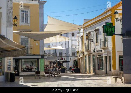 Boutiques et restaurants sur Rua Ivens Une rue piétonne dans le centre-ville de Faro l'Algarve Portugal Banque D'Images