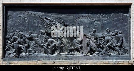 Kiev, Ukraine 11 juillet 2021: Un bas-relief sur un vieux bâtiment de ville de l'époque de la révolution de 1917 avec des traces de balles sur la façade d'un buil Banque D'Images