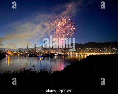 Santa Barbara, Californie, États-Unis. 4th juillet 2022. Feux d'artifice à Santa Barbara, CA sur 4 juillet 2022, vu depuis le port du bateau (image de crédit : © Amy Katz/ZUMA Press Wire) Banque D'Images