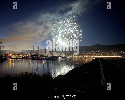 Santa Barbara, Californie, États-Unis. 4th juillet 2022. Feux d'artifice à Santa Barbara, CA sur 4 juillet 2022, vu depuis le port du bateau (image de crédit : © Amy Katz/ZUMA Press Wire) Banque D'Images