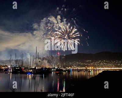 Santa Barbara, Californie, États-Unis. 4th juillet 2022. Feux d'artifice à Santa Barbara, CA sur 4 juillet 2022, vu depuis le port du bateau (image de crédit : © Amy Katz/ZUMA Press Wire) Banque D'Images