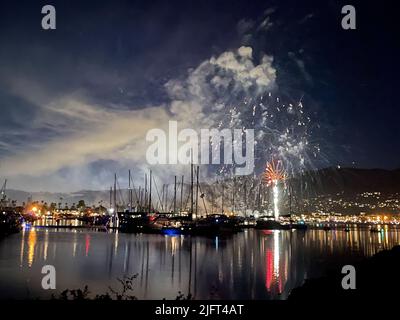 Santa Barbara, Californie, États-Unis. 4th juillet 2022. Feux d'artifice à Santa Barbara, CA sur 4 juillet 2022, vu depuis le port du bateau (image de crédit : © Amy Katz/ZUMA Press Wire) Banque D'Images