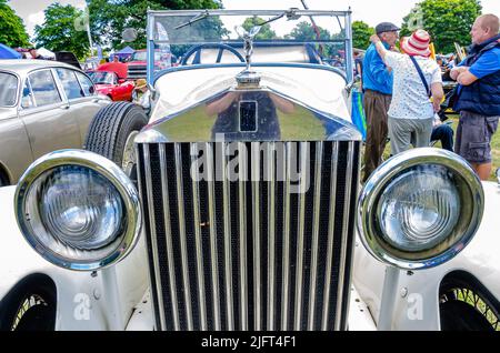 Calandre avant, phares et figure de proue d'une voiture classique Rolls Royce 20/25 au Berkshire Motor Show à Reading, Royaume-Uni Banque D'Images