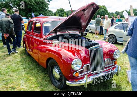 Vue de face d'un Talbot Sunbeam rouge 1956 avec son capot en haut au Berkshire Motor Show à Reading, Royaume-Uni Banque D'Images