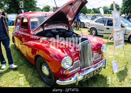 Vue de face d'un Talbot Sunbeam rouge 1956 avec son capot en haut au Berkshire Motor Show à Reading, Royaume-Uni Banque D'Images