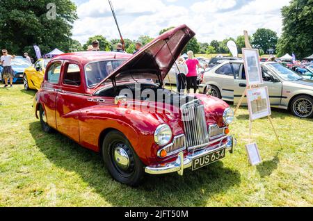 Vue de face d'un Talbot Sunbeam rouge 1956 avec son capot en haut au Berkshire Motor Show à Reading, Royaume-Uni Banque D'Images