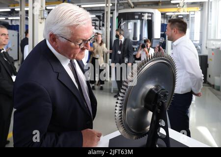 Nuremberg, Allemagne. 05th juillet 2022. Le président allemand Frank-Walter Steinmeier examine un composant de turbine pour un moteur d'avion lors d'une visite à la société de génie mécanique Leistritz dans le cadre d'une visite d'information et de réunion (Blisk). Steinmeier montre la Franconie à 150 ambassadeurs et représentants de haut rang d'organisations internationales envoyés en Allemagne. Depuis 1996, les présidents allemands organisent régulièrement ce genre de voyage d'information et de rencontre pour le corps diplomatique. Credit: Daniel Karmann/dpa/Alay Live News Banque D'Images