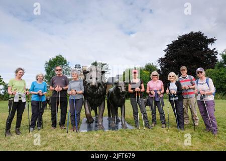 Bristol Downs, Bristol, Royaume-Uni. 5th juillet 2022. Une fierté des 25 Lions de bronze a été placée sur Bristol Downs. Le club de Bristol Nordic Walkers prend du temps pour profiter des Lions. Les sculptures fournies par l'organisme de bienfaisance Born Free qui espère sensibiliser la population sauvage de Lion en déclin. Les sculptures sont faites par Gillie et Marc. Crédit : JMF News/Alay Live News Banque D'Images