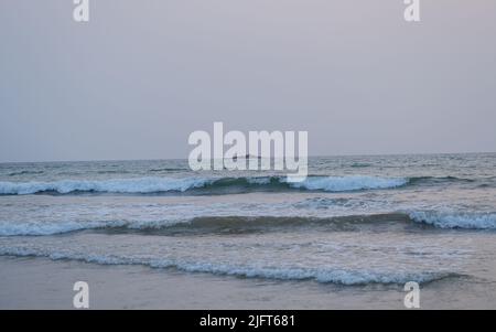 Vue imprenable sur les vagues à om Beach à Gokarna. Mousse blanche remplie de vagues. Banque D'Images