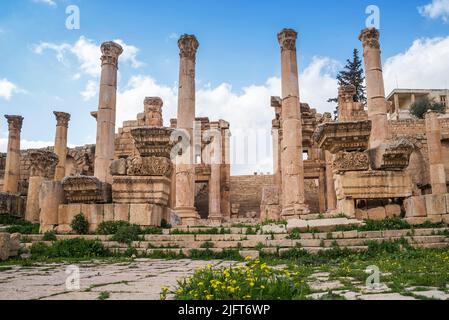 Colonnes avec des ornements décoratifs dans les ruines de la ville antique gréco-romaine de Jerash, gouvernorat de Gerasa, Jordanie Banque D'Images
