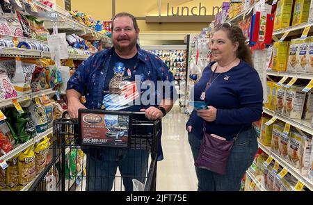 Montecito, Californie, États-Unis. 4th juillet 2022. Homme en chemise avec chat en chapeau patriotique, à l'épicerie Vons de Montecito, CA. (Image de crédit : © Amy Katz/ZUMA Press Wire) Banque D'Images