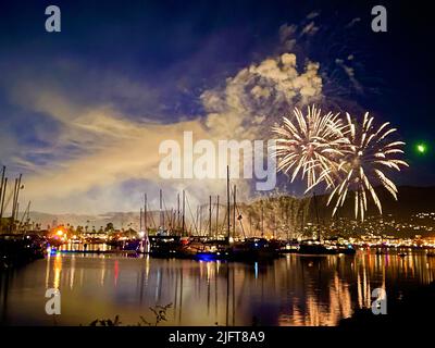 Santa Barbara, Californie, États-Unis. 4th juillet 2022. Feux d'artifice à Santa Barbara, CA sur 4 juillet 2022, vu depuis le port du bateau (image de crédit : © Amy Katz/ZUMA Press Wire) Banque D'Images