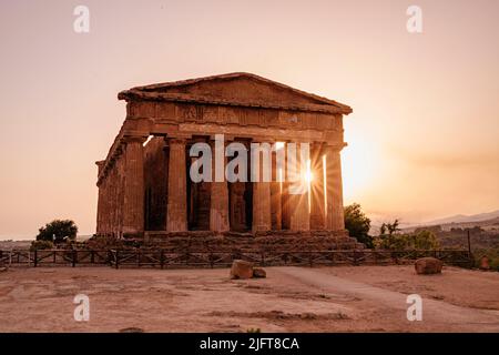 Temple de Concordia (Tempio della Concordia) au coucher du soleil avec les rayons du soleil pénétrant à travers les colonnes - site de l'unesco - Valle dei Templi (Vallée de Banque D'Images