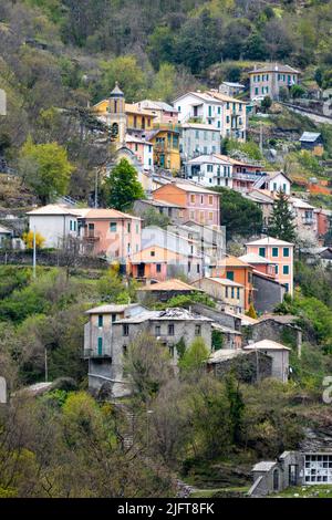 Une photo verticale des bâtiments de la ville sur la colline verdoyante. Banque D'Images