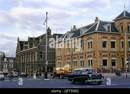 Scène de rue des années cinquante - toujours sans arbres ici - en direction de la Sickerstraat, vue de l'intersection avec l'Oranjesingel. À l'avant du coin, le Kantongerecht et immédiatement derrière lui l'ancien bureau de poste principal, maintenant utilisé comme un magasin d'Albert Heijn et partiellement converti en appartements Banque D'Images