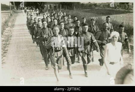 Le détachement du Bataillon 1st bénéficie de groupes d'Utrecht Onderweg sur le parcours de 40 km pendant les 24th Marches de quatre jours. Gauche devant (moitié caché derrière la dame) Elnt W.F.K. Engelbrecht - qui a terminé les quatre jours Marches en 1966 pour le vingt-six jours - et derrière lui, à côté du peloton, TLNT J.G. Scharp. Banque D'Images