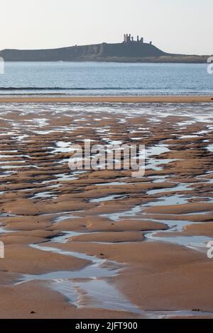 Château de Dunstanburgh et Baie d'Embleton à marée basse, près de Craster, Northumberland, Angleterre, Royaume-Uni, Europe Banque D'Images