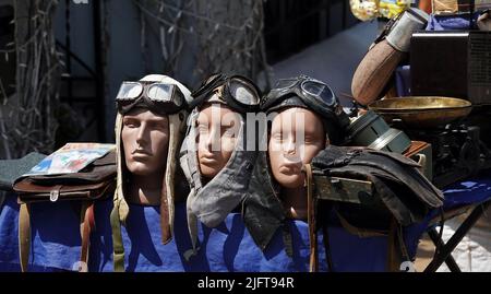 Kiev, Ukraine 23 juillet 2021: Vente d'anciens accessoires militaires dans la rue de la ville de Kiev Banque D'Images