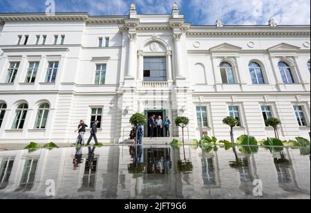 Leopoldina, Allemagne, 05 juillet 2022, Saxe-Anhalt, Halle (Saale): Vue de l'entrée principale de l'Académie nationale des sciences de Leopoldina à Halle/Saale. L'ancien président de Leopoldina, Jörg Hacker, sera honoré lors d'un symposium festif. Le symposium, intitulé « des bactéries, des gens et de la Science », honorera les réalisations de Hacker au cours de sa vie. Photo: Hendrik Schmidt/dpa Banque D'Images