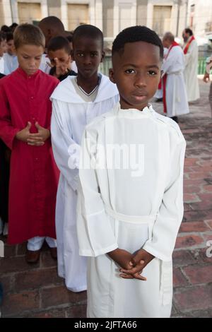 Cuba, Santiago de Cuba, Catedral Metropolitana au Parque Cespedes.acolytes sont prêts à la masse Banque D'Images