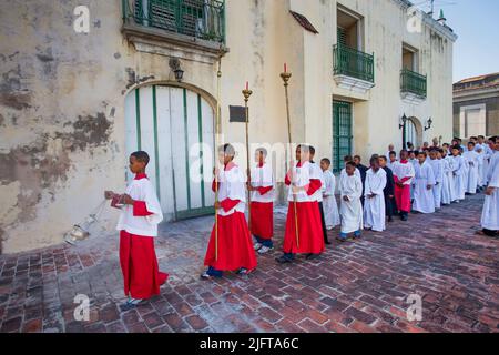 Cuba, Santiago de Cuba, Catedral Metropolitana au Parque Cespedes.acolytes sont prêts à la masse Banque D'Images