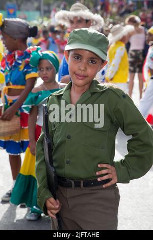 Cuba,Santiago de Cuba.Carnaval en juillet. Fille habillée comme une révolutionnaire. Banque D'Images