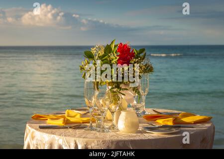 Dîner romantique : table pour deux et plage avec bouquet Montego Bay - Jamaïque Banque D'Images