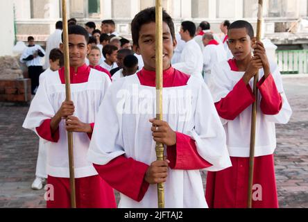 Cuba, Santiago de Cuba, Catedral Metropolitana au Parque Cespedes.acolytes sont prêts à la masse Banque D'Images