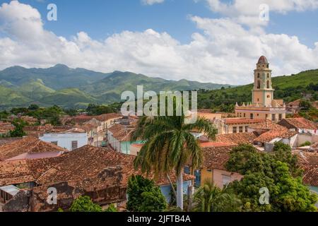 Cuba, Trinité. Cuba, Trinité. Vue sur la ville avec les montagnes de la Sierra del Escambray à l'arrière. Banque D'Images