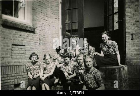 Dernier jour d'école de la classe 6b de l'école civile supérieure municipale pour filles, mieux connu sous le nom de 'filles HBS'. Photo de groupe sur les escaliers de la chambre des enseignants. Entièrement en face, de gauche à droite, Willy de Mooij, Tonny Klomp, portent Hertzdahl, Els Kalkman et Rosa Prins. Dans le Moyen Kitty (Kaatje) le chemin (voir aussi Détail). À l'arrière, de gauche à droite, Engerlien Viegers, Loes van Trotssenburg et Mies Kluin Banque D'Images