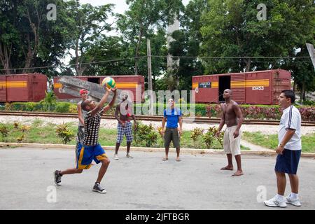 Cuba, Santa Clara, le tren blindado, le train qui a été attaqué le 29 décembre 1958 est un musée maintenant.les garçons jouent au volley-ball devant le train et ATT Banque D'Images