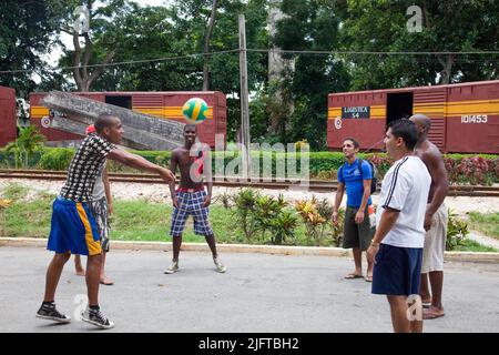 Cuba, Santa Clara, le tren blindado, le train qui a été attaqué le 29 décembre 1958 est un musée maintenant.les garçons jouent au volley-ball devant le train et ATT Banque D'Images