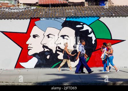 Cuba, la Havane, l'un des nombreux slogans et tableaux politiques du pays forment le parti communiste. Banque D'Images