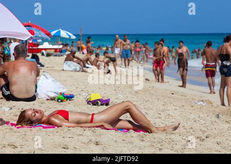Cuba, la Havane, Playa Santa Maria del Mar attire de nombreux cubains pendant le week-end. Banque D'Images