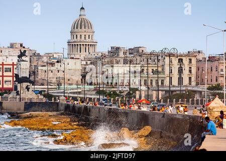 Cuba, la Havane, le boulevard le long de la mer, Malecon est apprécié par de nombreuses personnes vivant dans la ville. Banque D'Images