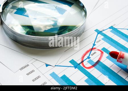 Loupe et rapport financier. Contrôle interne et concept de vérification. Banque D'Images