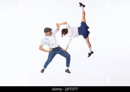 Portrait de couple, homme et femme joyeux, bodygie dansante de woogie isolée sur fond blanc de studio Banque D'Images